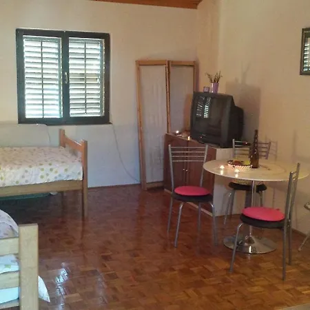 Apartman With Parking Space - 15613 Ugljan