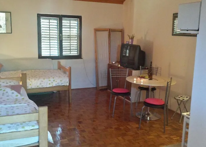 Apartman With Parking Space - 15613 Ugljan